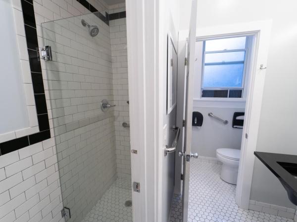 Music City Hotel - Home of the San Francisco Music Hall of Fame : photo 6 de la chambre lit simple dans capsule pour hommes de 6 lits avec salle de bains privative