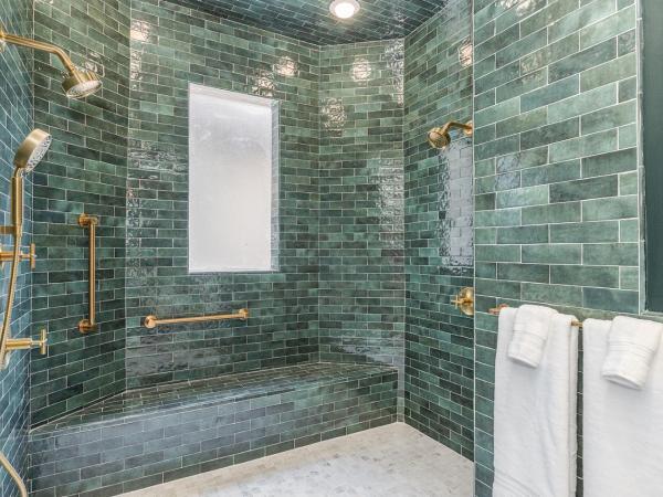 Bellwether House : photo 7 de la chambre chambre lit king-size avec douche accessible en fauteuil roulant - adaptée aux personnes à mobilité réduite