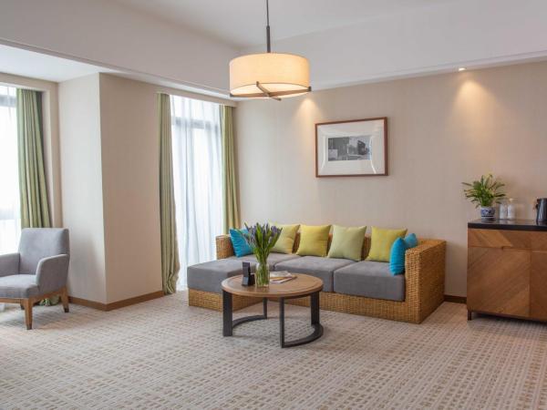 InterContinental Sancha Lake, an IHG Hotel : photo 2 de la chambre chambre lit king-size classique avec vue sur l'atrium