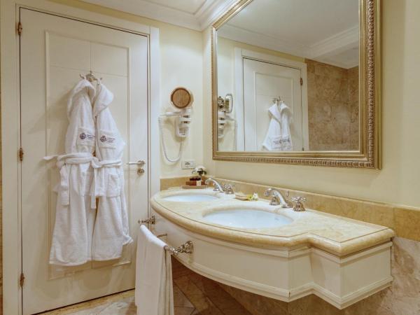 Mercure Catania Excelsior : photo 1 de la chambre grande suite avec lit double et balcon ou terrasse