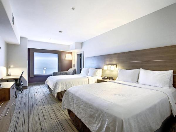 Holiday Inn Express Airport Calgary, an IHG Hotel : photo 4 de la chambre suite 3 chambres lit queen-size - non-fumeurs