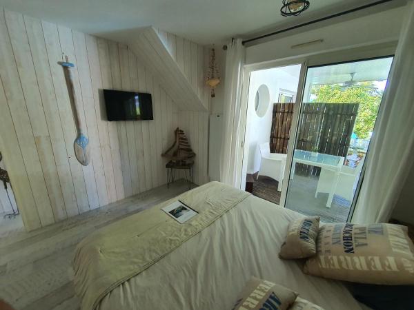 Villa Caraîbes : photo 4 de la chambre chambre double - vue sur piscine