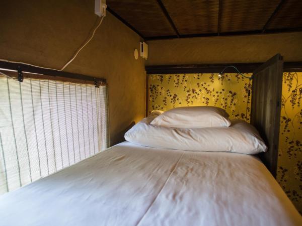 Osaka Guest House U-En : photo 5 de la chambre chambre lits jumeaux avec lit d’appoint - 301