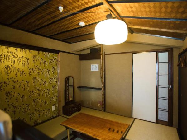 Osaka Guest House U-En : photo 2 de la chambre chambre lits jumeaux avec lit d’appoint - 301