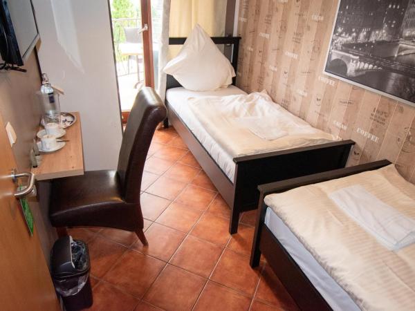 Boutique Hotel Sena : photo 4 de la chambre chambre lits jumeaux avec balcon et salle de bains commune