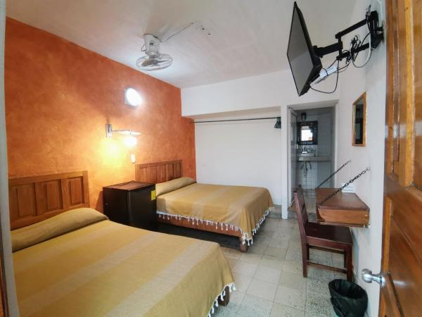 Hotel Hortencia : photo 6 de la chambre chambre deluxe avec 2 lits doubles