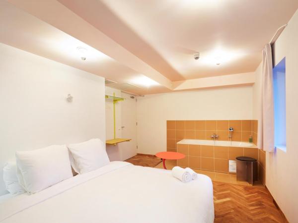 Hotel Not Hotel Rotterdam : photo 1 de la chambre hébergement bibliothèque secrète avec baignoire