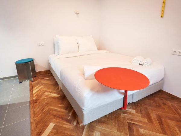 Hotel Not Hotel Rotterdam : photo 2 de la chambre hébergement the grass is greener in the other room