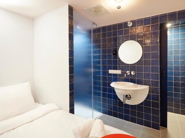 Hotel Not Hotel Rotterdam : photo 3 de la chambre petite chambre en toile rouge