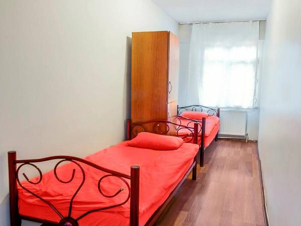 Gökçe Pansiyon - Only men : photo 2 de la chambre chambre lits jumeaux avec salle de bains commune