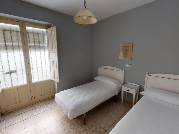 Pension Gala : photo 5 de la chambre chambre lits jumeaux avec salle de bains privative