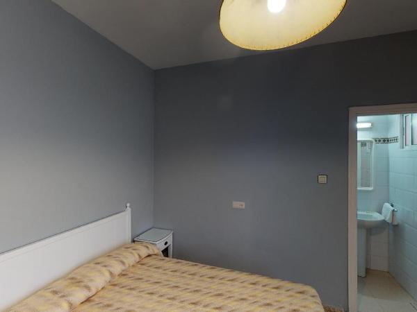 Pension Gala : photo 1 de la chambre chambre double avec lit queen-size et salle de bains privative