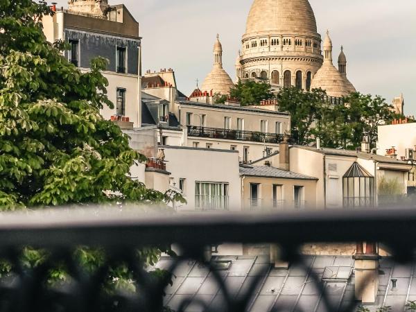 Timhotel Montmartre : photo 1 de la chambre chambre triple supérieure - vue sur sacré-cœur 