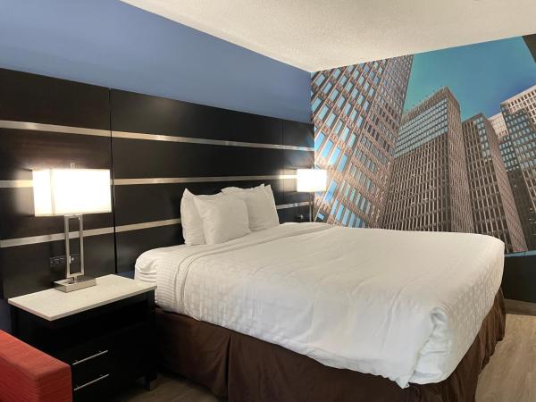 Clarion Pointe Atlanta Airport College Park : photo 1 de la chambre chambre lit king-size standard - non-fumeurs