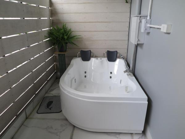 V20 Boutique Jacuzzi Hotel - SHA Extra Plus : photo 8 de la chambre chambre lit king-size avec baignoire spa