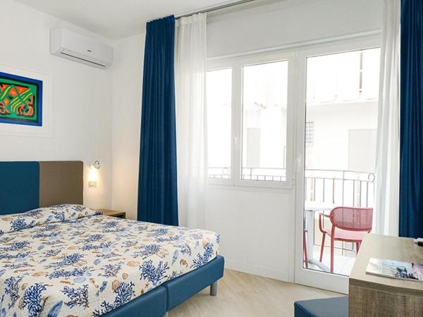 Hotel Manila : photo 1 de la chambre chambre triple avec balcon - vue partielle sur mer