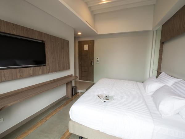 V20 Boutique Jacuzzi Hotel - SHA Extra Plus : photo 7 de la chambre chambre de luxe avec bain à remous