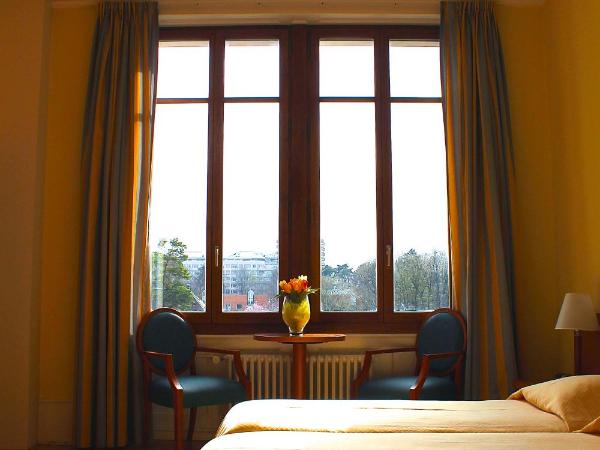 Le Cénacle : photo 2 de la chambre chambre lits jumeaux avec salle de bains privative - vue sur parc