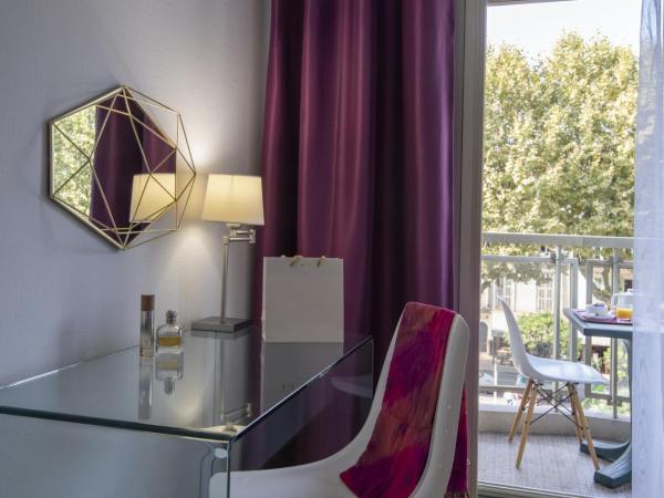 Hotel Chambord : photo 8 de la chambre chambre double deluxe avec douche