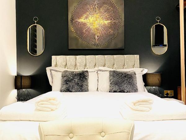 Duke and Duchess Apartments and Rooms - Private in Room Hot Tub Suites : photo 1 de la chambre studio avec baignoire spa