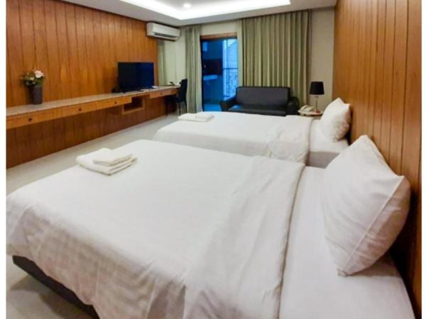 Private wooden style studio room in city area : photo 4 de la chambre studio avec balcon