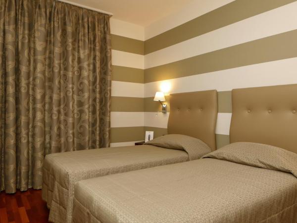 Hotel Lancaster : photo 2 de la chambre chambre lits jumeaux