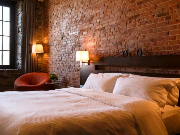 Auberge du Vieux Port by Gray Collection : photo 3 de la chambre chambre lit king-size deluxe - vue sur rue saint-paul