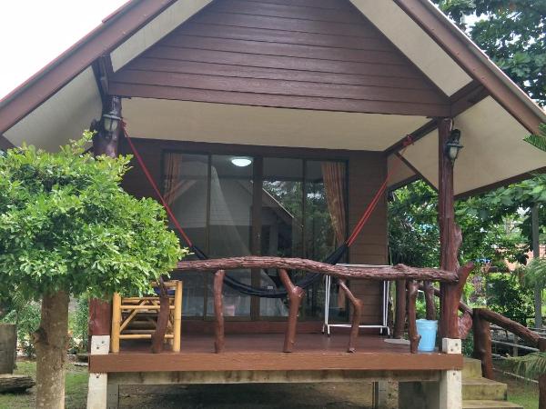 Lanta Fa Rung Beach Resort : photo 8 de la chambre bungalow avec ventilateur