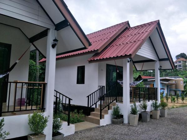 Lanta Fa Rung Beach Resort : photo 3 de la chambre bungalow standard avec climatisation - vue sur jardin