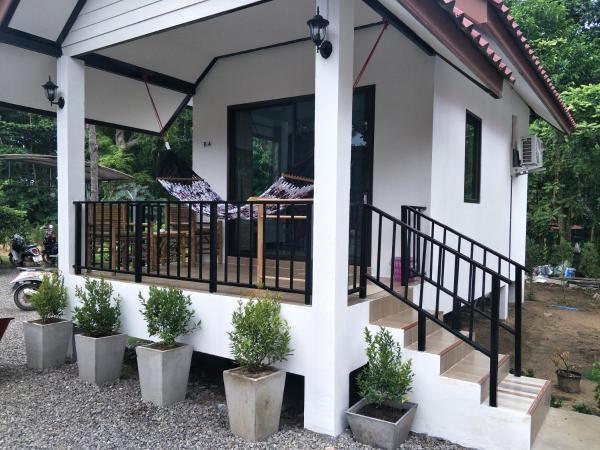 Lanta Fa Rung Beach Resort : photo 2 de la chambre bungalow standard avec climatisation - vue sur jardin