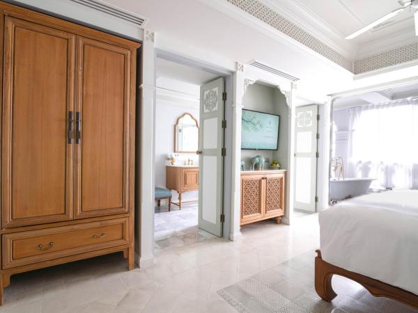 The Inside House : photo 4 de la chambre the bedroom with balcony - king size bed