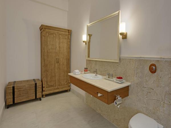 Fateh Garh Resort by Fateh Collection : photo 6 de la chambre chambre lit king-size avec balcon