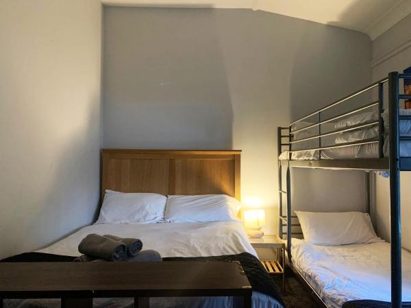 Gorton Mount Hotel Manchester : photo 1 de la chambre chambre quadruple avec salle de bains commune