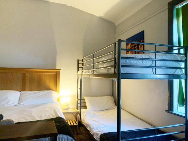 Gorton Mount Hotel Manchester : photo 3 de la chambre chambre quadruple avec salle de bains commune