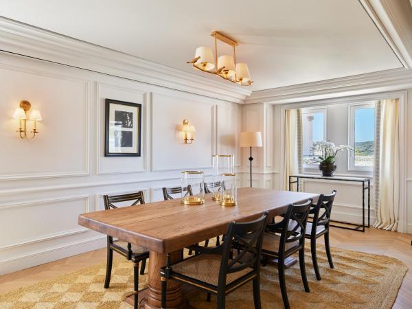 Airelles Château de la Messardière : photo 5 de la chambre suite lit king-size avec balcon