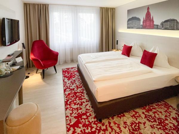 Ramada by Wyndham Dresden : photo 4 de la chambre chambre standard lit queen-size