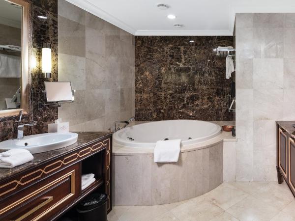 Crowne Plaza Istanbul Asia, an IHG Hotel : photo 5 de la chambre suite avec baignoire spa - accès au salon club