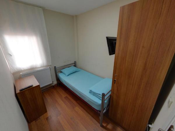 Gökçe Pansiyon - Only men : photo 2 de la chambre chambre simple avec toilettes et douche communes