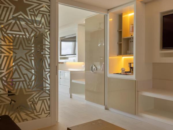 Planet Hollywood Cancun, An Autograph Collection All-Inclusive Resort : photo 6 de la chambre suite entourage