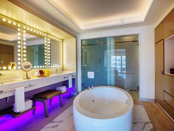 Planet Hollywood Cancun, An Autograph Collection All-Inclusive Resort : photo 3 de la chambre suite star class directors 1 chambre - accès direct à la piscine