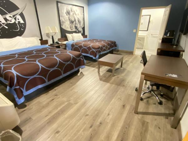 Super 8 by Wyndham Houston Hobby Airport South : photo 2 de la chambre king room with roll-in shower - mobility/heraing accessible/non-smoking