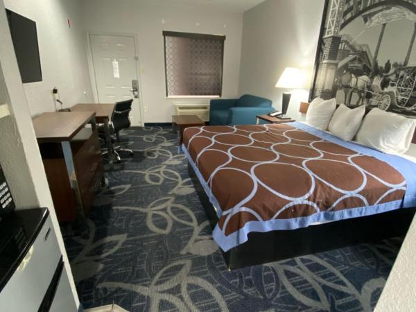 Super 8 by Wyndham Houston Hobby Airport South : photo 2 de la chambre chambre lit king-size - non-fumeurs