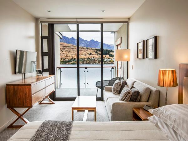 The Rees Hotel & Luxury Apartments : photo 1 de la chambre chambre lit king-size - vue sur lac