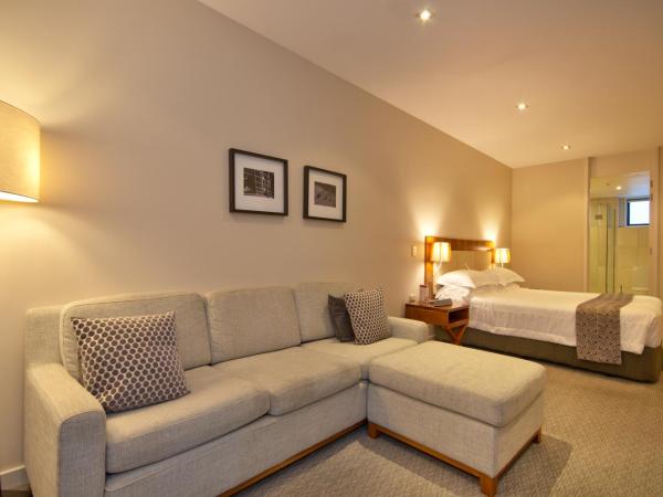 The Rees Hotel & Luxury Apartments : photo 4 de la chambre chambre lit king-size - vue sur lac