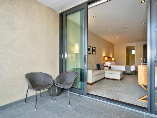 The Rees Hotel & Luxury Apartments : photo 5 de la chambre chambre lit king-size - vue sur lac