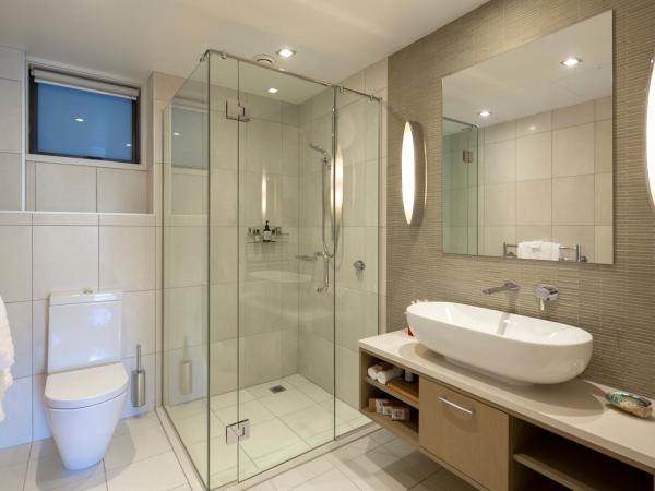 The Rees Hotel & Luxury Apartments : photo 6 de la chambre chambre lit king-size - vue sur lac