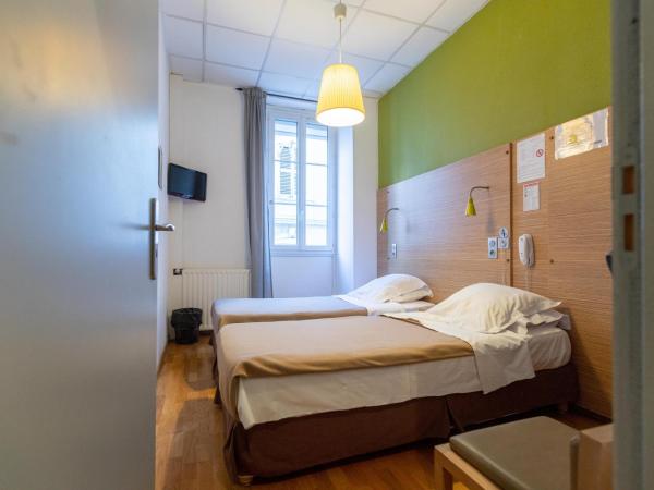 Hôtel Edmond Rostand : photo 7 de la chambre chambre lits jumeaux