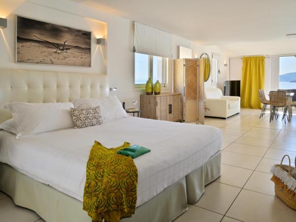 L'Escale Côté Sud : photo 2 de la chambre suite avec jacuzzi - vue panoramique sur mer