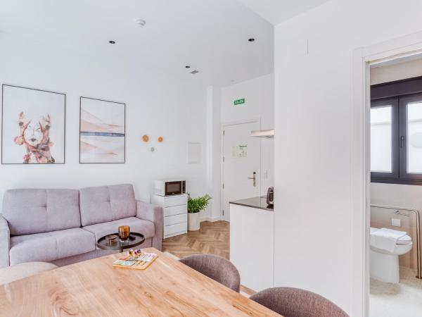 limehome Málaga Calle Ancha del Carmen - Digital Access : photo 9 de la chambre one-bedroom apartment with terrace - disability access