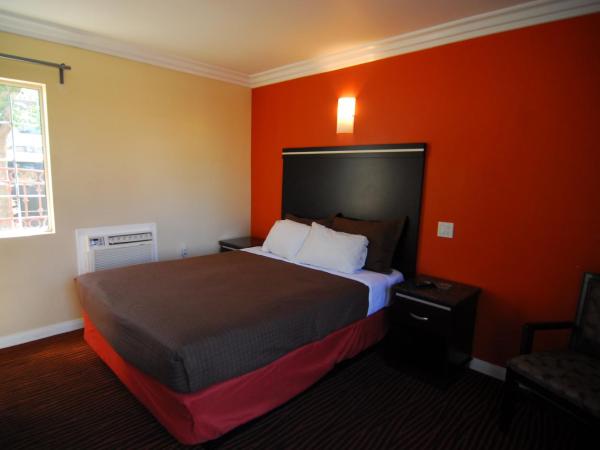 Studio City Inn - Near Universal Studios Hollywood : photo 1 de la chambre chambre lit queen-size de luxe  - non-fumeurs